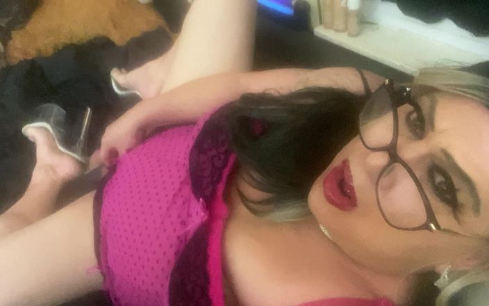 Krissy Sweets: Krissy Sweets usando anel de pau e brinquedo anal