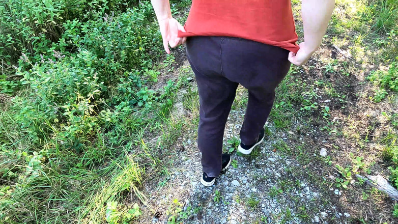 Bouncy Tits Action: Podczas wędrówki jej nagie piersi ukarany
