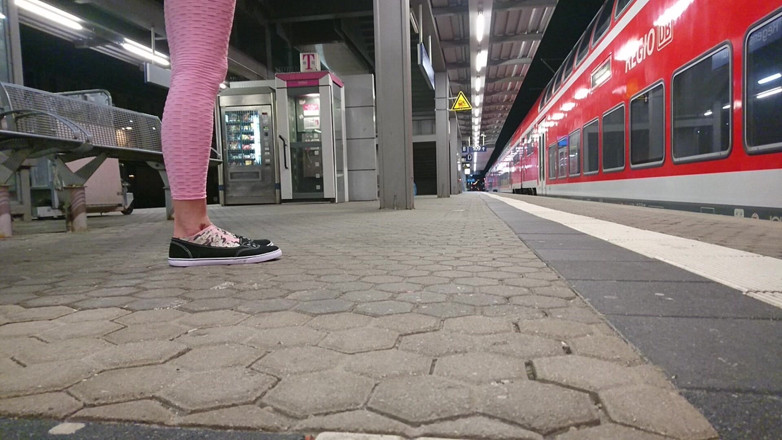 sweetfeet29: 駅での足を見せる