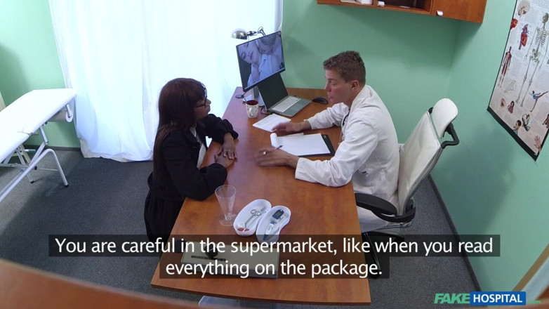 Fake Hospital: โรงพยาบาลปลอม - สาวเนิร์ดนมใหญ่ได้กายจากด้านบนไปยังหีแน่น ๆ ของเธอ