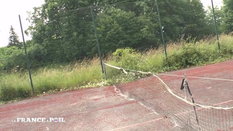 Rue Chaude: Young flasher gets threesome screwed on a tennis court