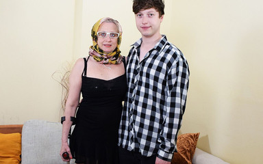 Only Taboo: Çirkin nine anal seks sırasında rahim ağzını sarktırıyor