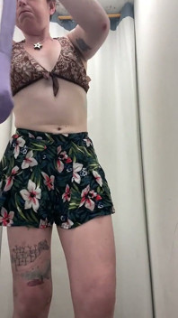 Striptease en una tienda mientras me desnudo para probarme vestidos y un top bikini