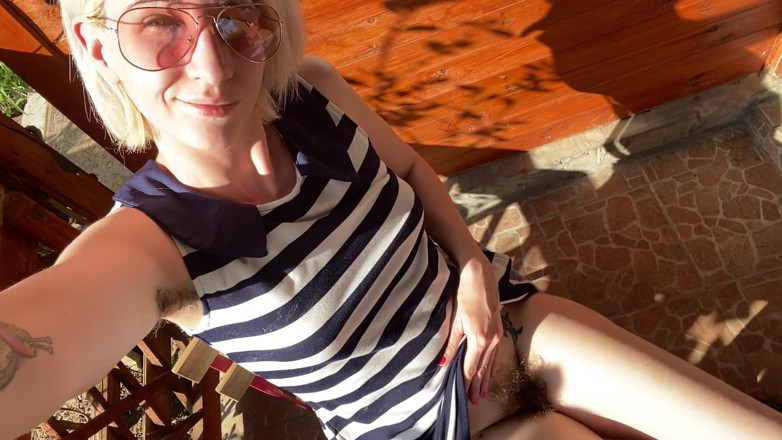 Cuteblonde666: Merokok di luar menunjukkan pepek berbulu saya