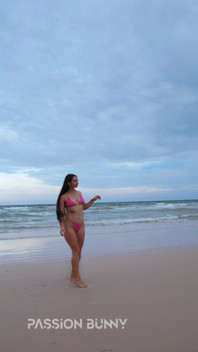 Sexy Růžové Bikiny a Můj Pěkný Relax Na Pláži S Bílým Pískem