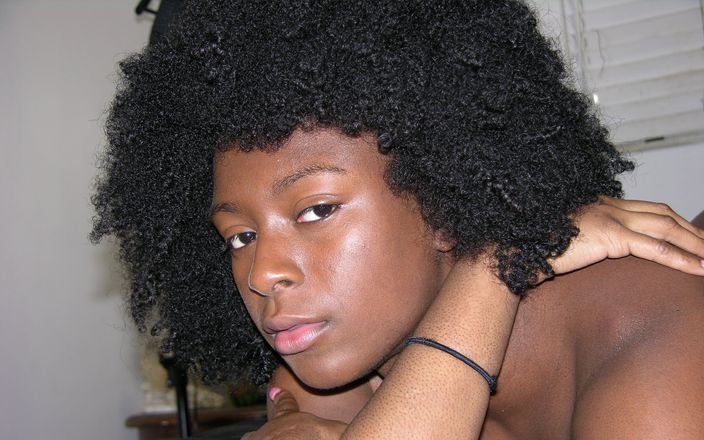 True Amateur Models: Afrikaans-Amerikaanse student met grote afro kapsel naakt modellering - kit van...