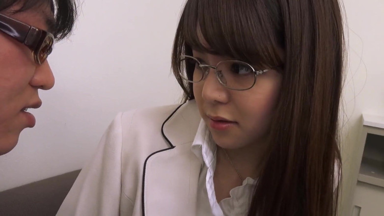 Caribbeancom: La ragazza giapponese nerd succhia il cazzo e ingoia lo...