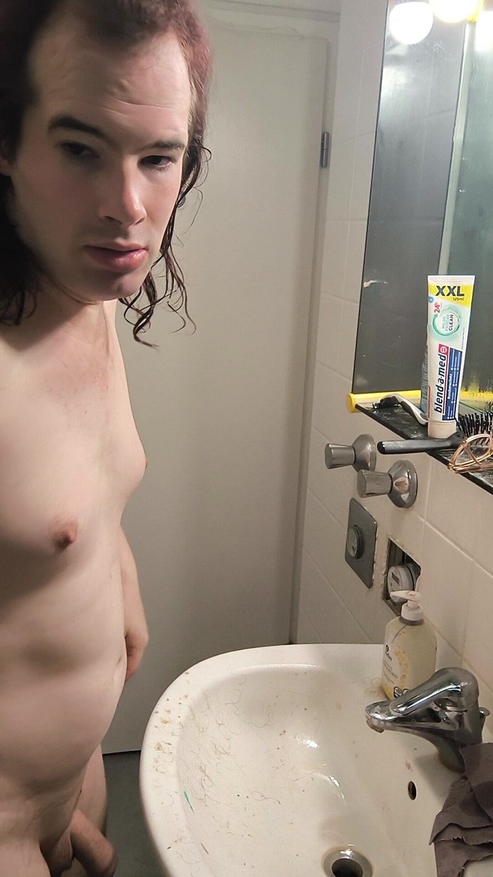 JanineLang: シャワーを浴びて、髭を剃り、体を拭き、ホルモンを摂る