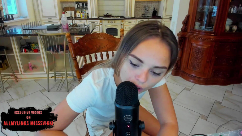 misss_vikki: 마이크를 핥는 Asmr 여대생