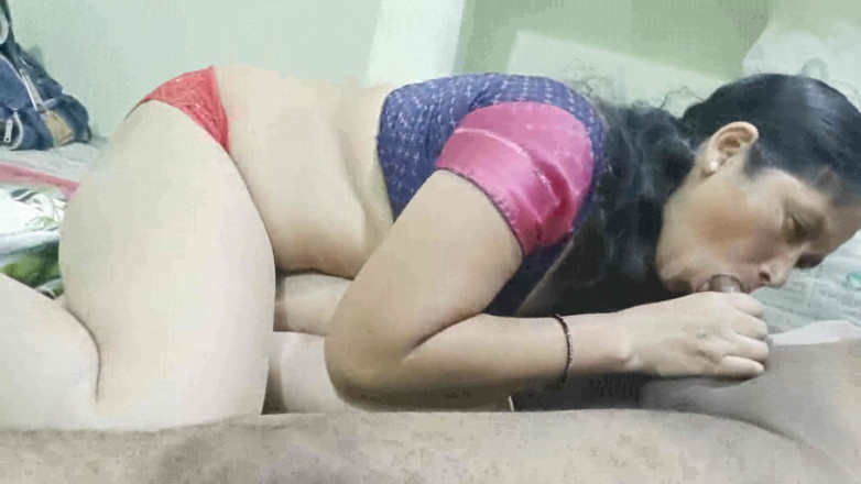 Sexy sindu: Hermosa esposa del pueblo chupando polla