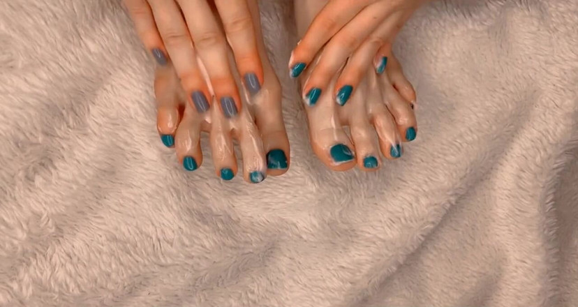 Dirty slut 666: Coloro le unghie dei piedi e spalmo la crema su...