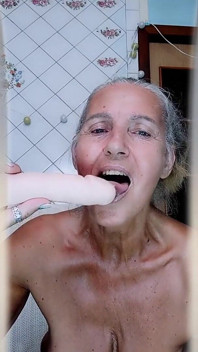 Cewek ini lagi asik muasin memeknya pakai dildo favoritnya