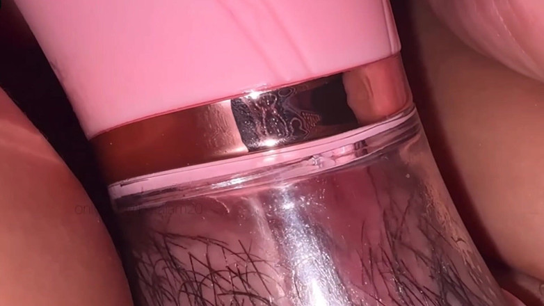 sofiasexxx: O fată latino se masturbează când. Este singură în clasă