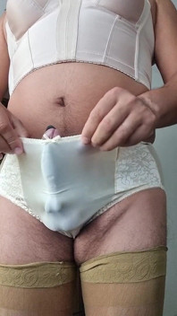 Orgasmo Sissy Sin Manos, Con La Ayuda De Dos Dispositivos De Vibracion, Usando Mis Pantaletas De Nylon