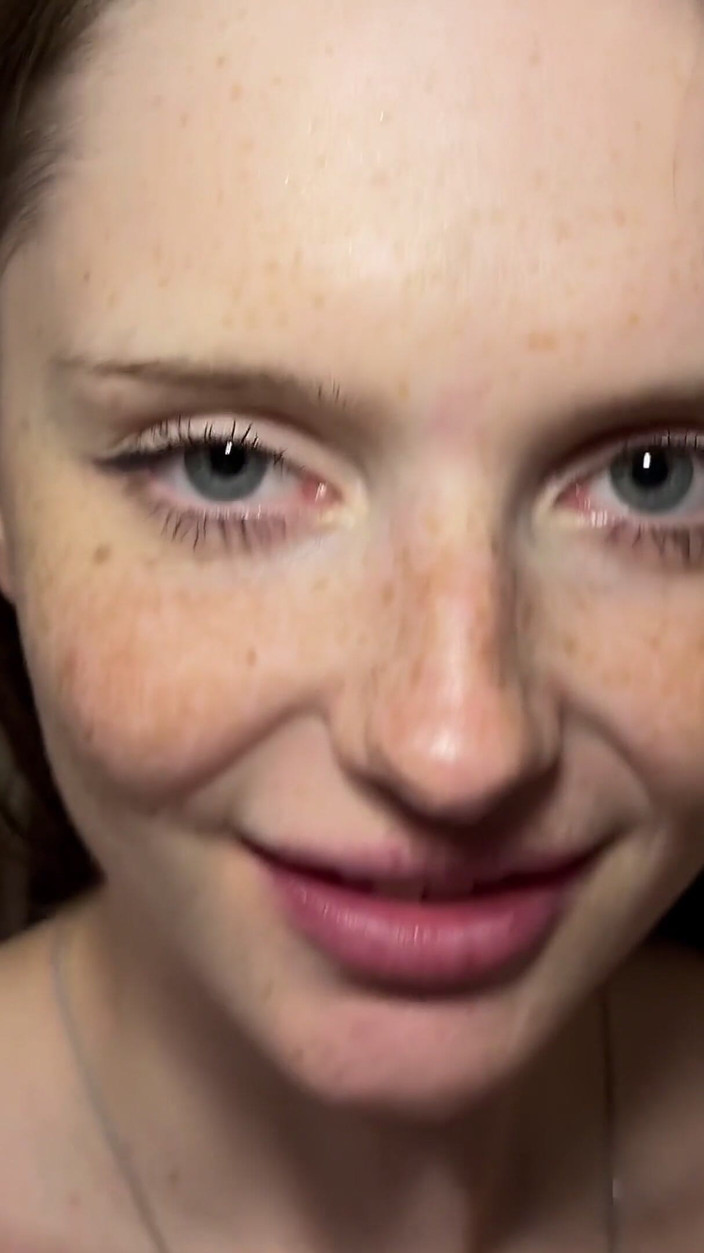 Lovelly_molly: أنتِ تستحمون في الدش، لكن كسي المبلل أراد أن ينكح