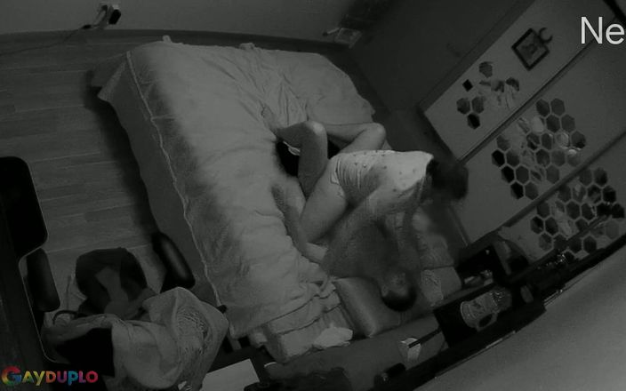 GayDuplo: Pareja amateur atrapada follando en nest cam
