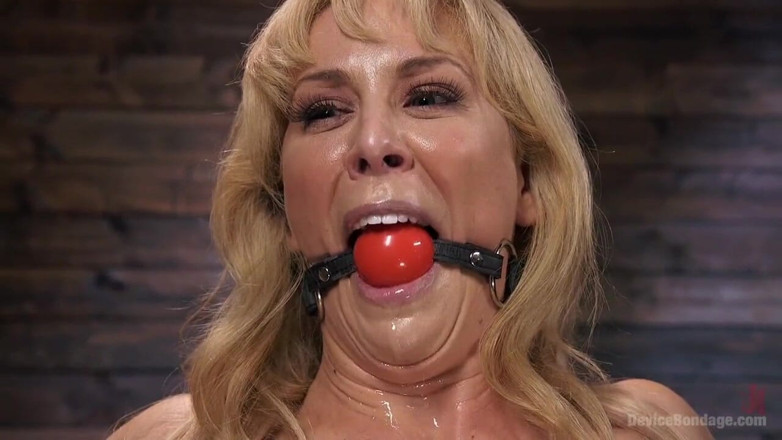 Kink: Mamă sexy atletică se fute cu jucăria Cherie Deville pedepsită în...