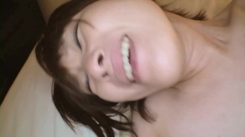 Asian Mature Climax: O drăguță asiatică își face fața lipicioasă