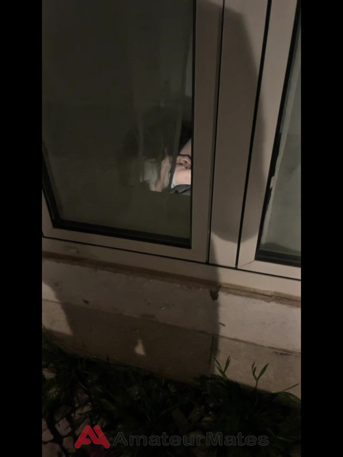AmateurMates: Ragazzo Beccato a Masturbarsi Sul Suo Letto Attraverso La Finestra...
