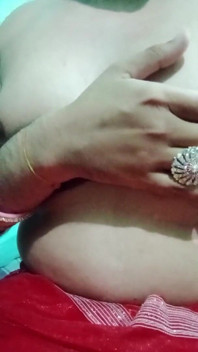 Indian Gay Crossdresser Bottom Gaurisissy Presarea sânii ei mari și se simte excitat în sari roșu cu Jwellery grele