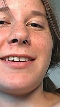 ブルネットのスラットが激しくセックスされ、精液を濡らされる