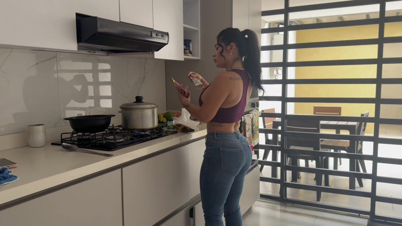 AlejandraPalacios: 가정부가 부엌에서 상사에게 성관계를 당하는 동안 상사의 바람둥이 남자가 집으로 돌아오다