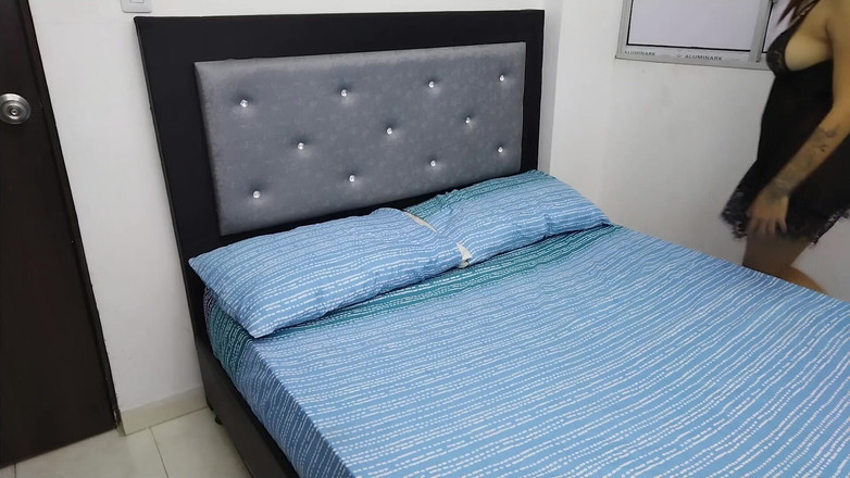 Evanyelyn: Styvsyster blir upphetsad av att höra mina föräldrar ha sex...