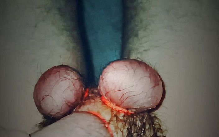 CumWithMeNow: Tienerjongen speelt met zijn penis en ballen tot klaarkomen