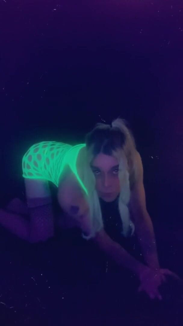 CarmenMelatonin: O fată sexy de la petrecere vrea să fie futută