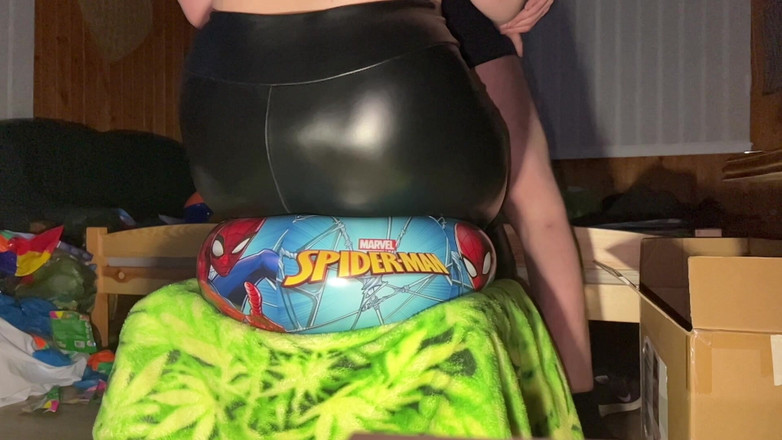 BeachBallsDuo: 50cmのビーチボールがゆっくりと私たちの160kgの体重の下に飛び出しました!全長スローモーション!