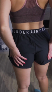 Une PAWG MILF taquine son cul dans un short sportif sous une armure