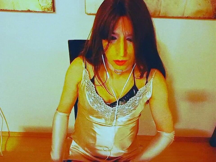 Tammy sissy slave: Crossdresser Panas: Berpakaian glitter, menonton pornografi dan menyentuh saya