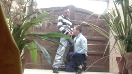 Un polițist suge pula în aer liber