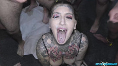 UkXXXpass: Potetovaná děvka Pixie Peach si užívá bukkake s Maddison Black