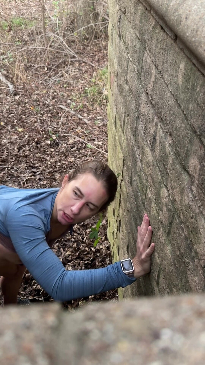 Jackrackemxxx: Korsan ormanda sürtük ateşli evli kadını sikiyor