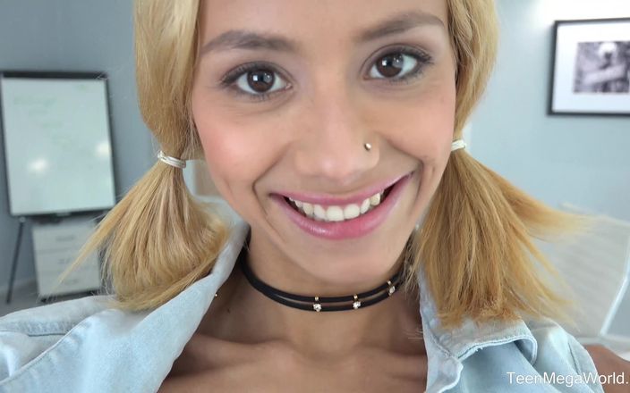 Teen Mega World: Une blonde avec une caméra