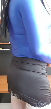 Ich modeliere meine blaue Spandex-Bluse und meine spitzen Brüste