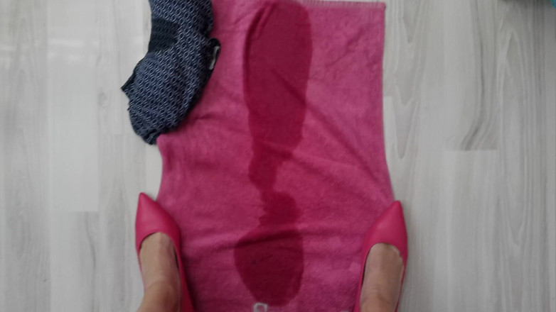 Randy and Deria: Pisse sur ma serviette rose