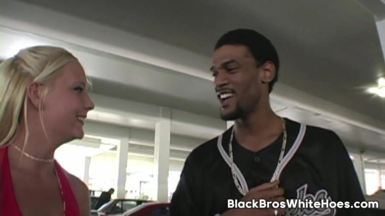 Black Bros White Hoes: La pornostar bionda elizabeth del mar scopa un grosso cazzo...
