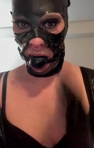 Sabrina Sissy: Sabrina banci fetish topeng lateks dan bola tersedak