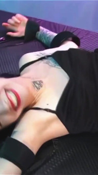 Ballerina łaskotane przez Domina Skye - Była balerina jest przywiązana do Tickle Board, gdzie Domina Skye łaskocze jej stopy i brzuch!