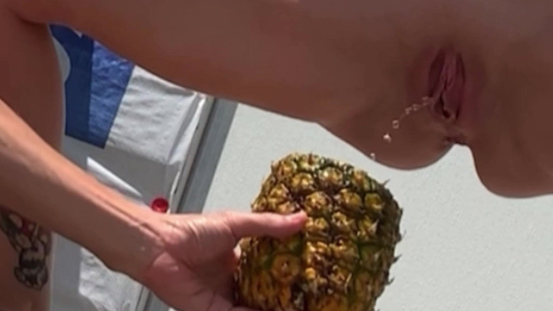 Farmers Wifey: 19årig pojke smakar hennes kissa från ananas