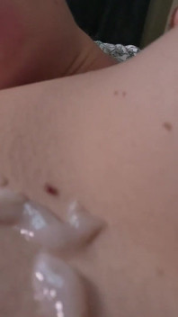 Teściowa sprawia, że rogacz liże jej spocone pachy, podczas gdy ona rucha swojego chłopaka