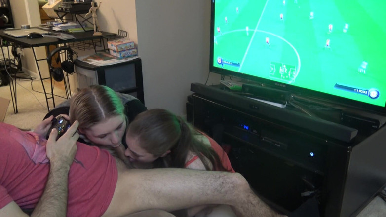 LustfulGeeks: Fifa oynarken çifte oral seks