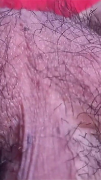 Le palle pelose del sexy ragazzo si muovono da sole per questo affascinante video porno gay