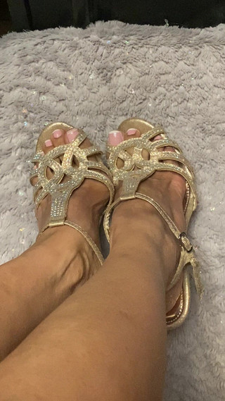 Naelor: Piernas sexy con pies pequeños con dedos largos en tacones...