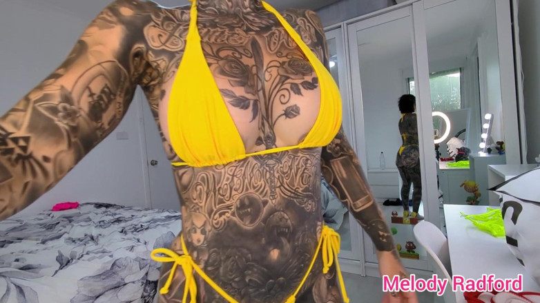 Melody Radford: Roter und dann gelber Mikro-Bikini, probieren sie melodie radford an