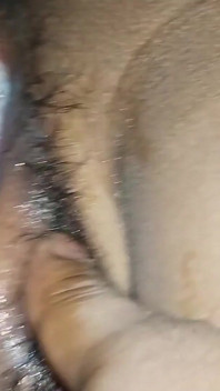 La ragazza del villaggio con la stretta