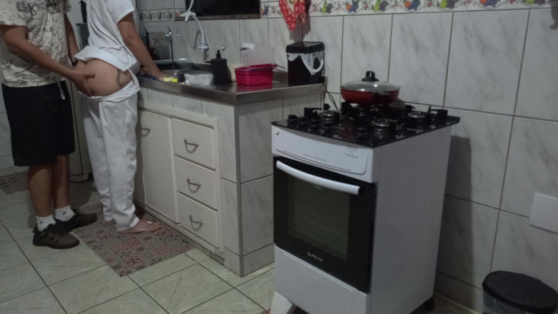 Gabi SweetCouplesStories: Pembantu rumah menggunakan pantatnya semasa membasuh pinggiran.