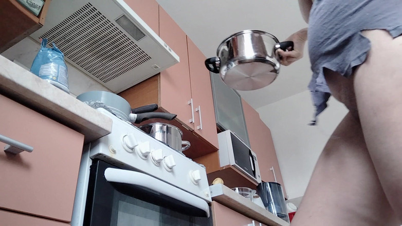 Mirsur: Istri seksi lagi siapin makanan di dapur sambil bugil. Brunette...